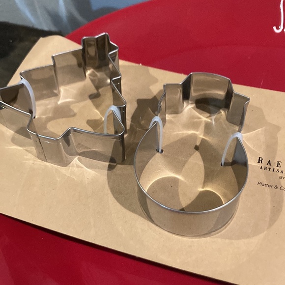 Rae Dunn 🎅 Red Santa’s Exchange Plate w/ Cookie Cutters - Christmas Platter NIB - Picture 4 of 9